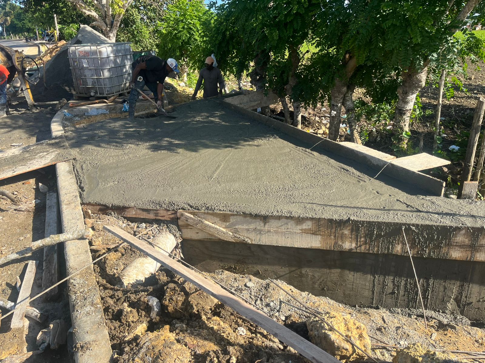 Construcción de aceras y contenes en la entrada del Municipio.