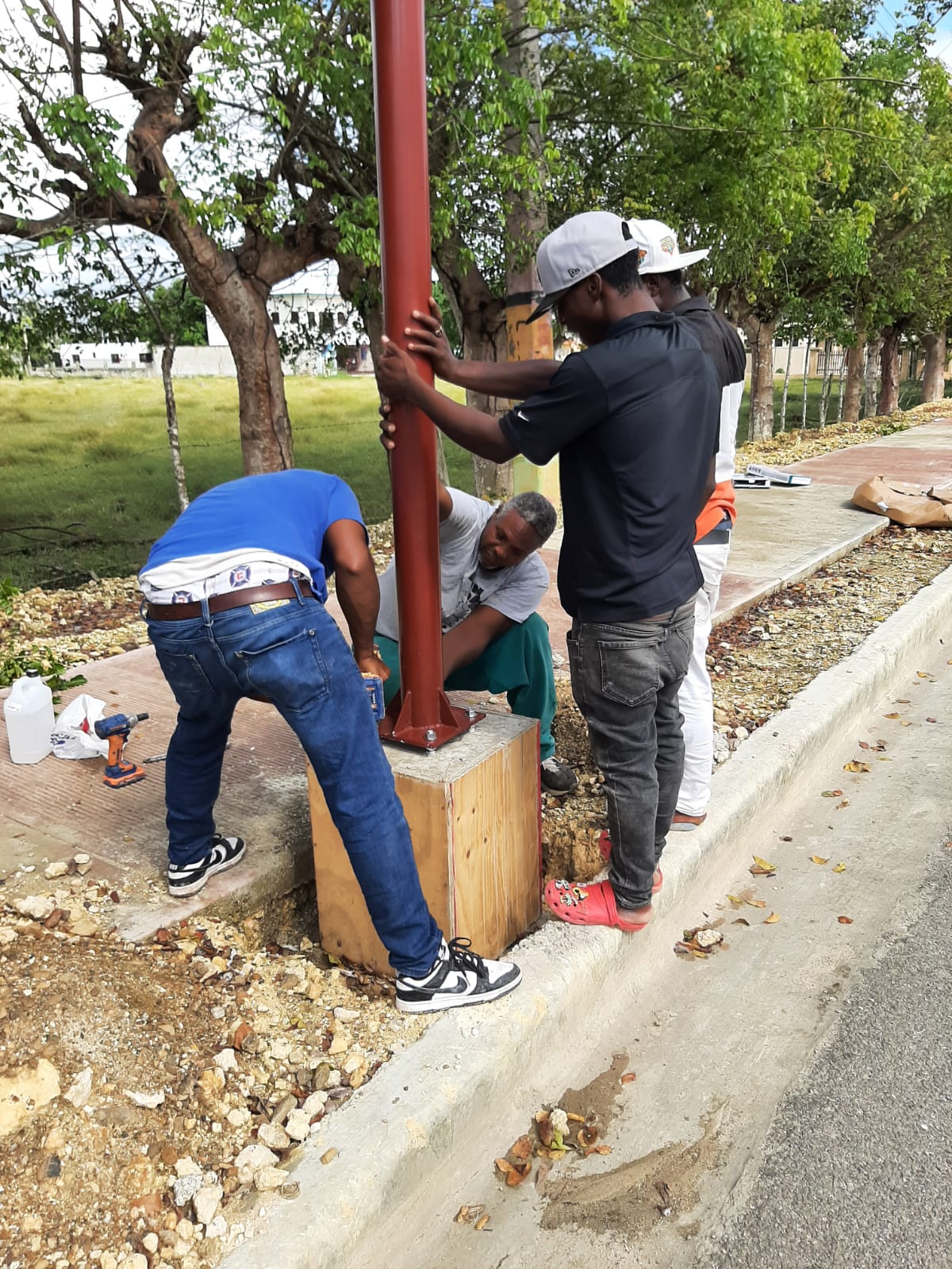 Ayuntamiento de San Rafael del Yuma fortalece el alumbrado público del boulevard con modernas lámparas LED