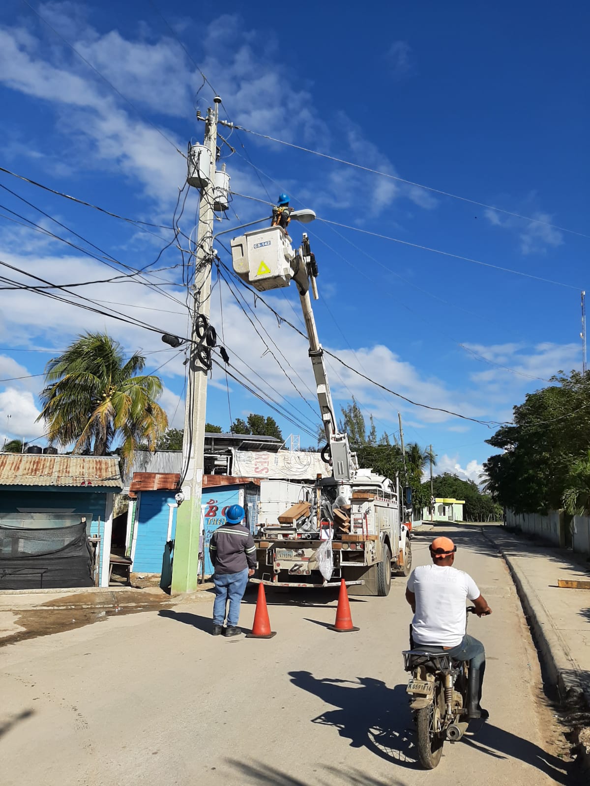 Instalan 25 modernas lámparas LED para mejorar el alumbrado en Benerito