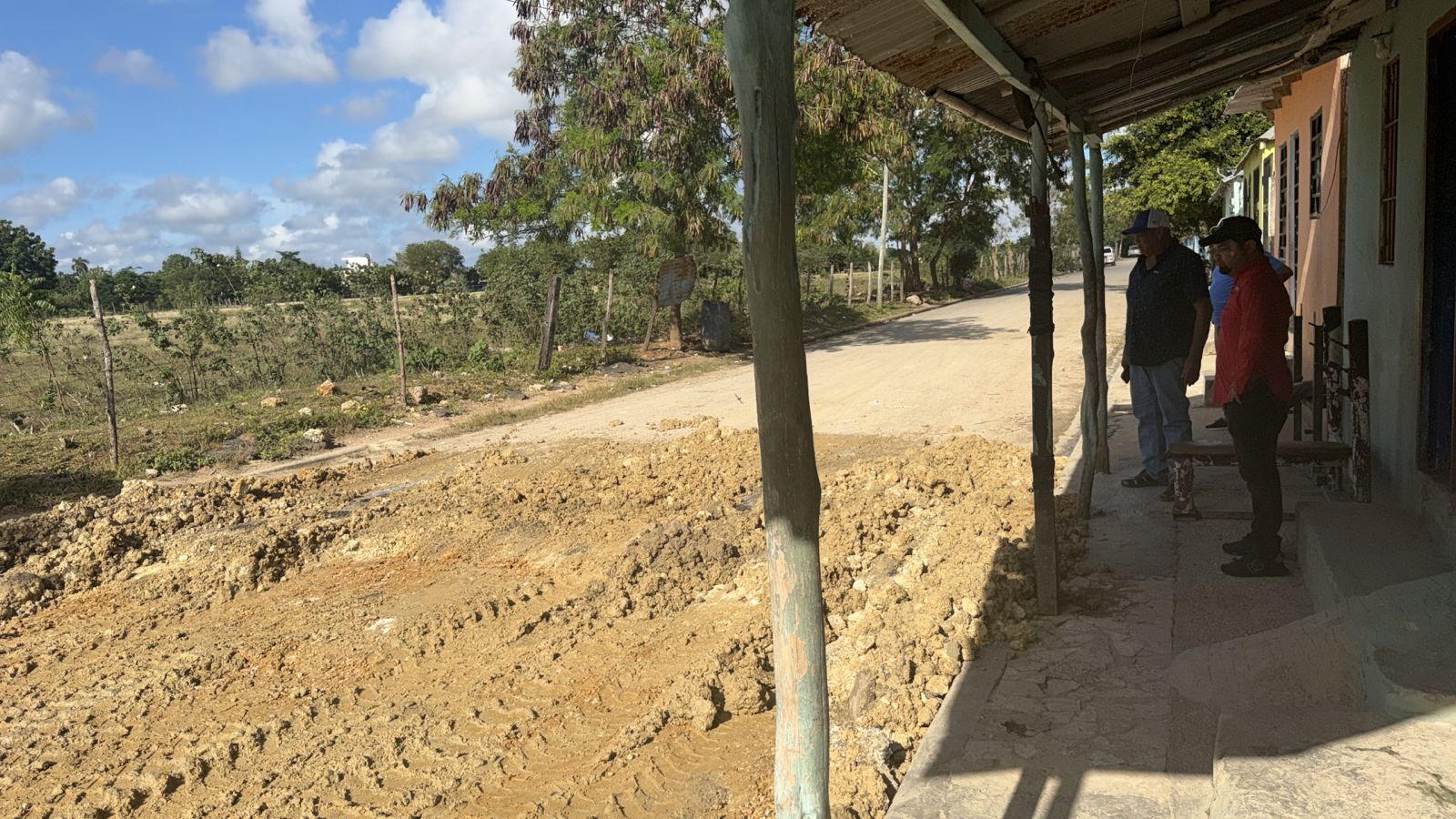 Ayuntamiento de San Rafael del Yuma inicia reparación de importante vía en Benerito