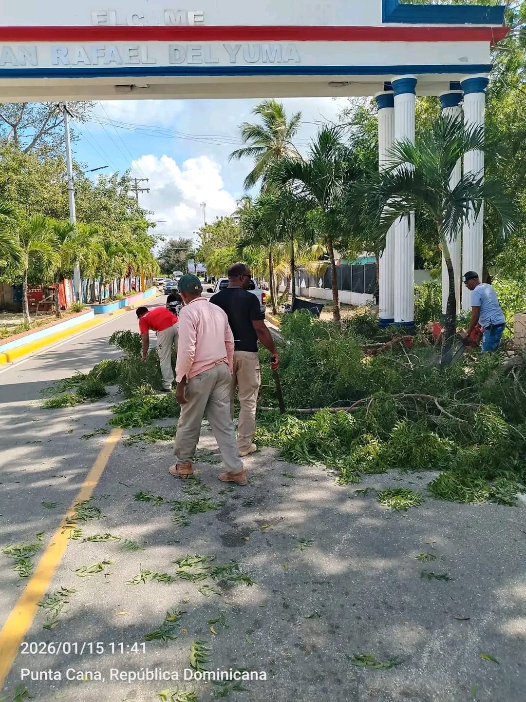 El Ayuntamiento Municipal de San Rafael del Yuma y El Cuerpo de Bombero realizan operativo de poda en la entra del Municipio.