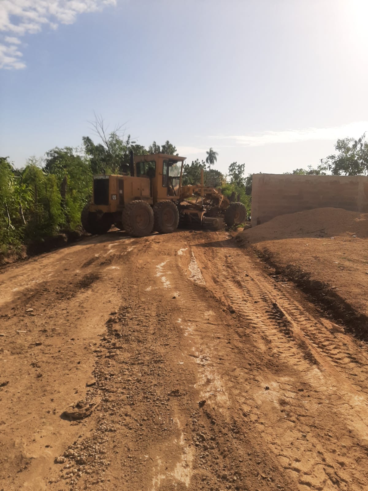Trabajos de acondicionamiento para el encalichado de las calles del barrio La Piscina, en la comunidad de Benerito, municipio San Rafael del Yuma.