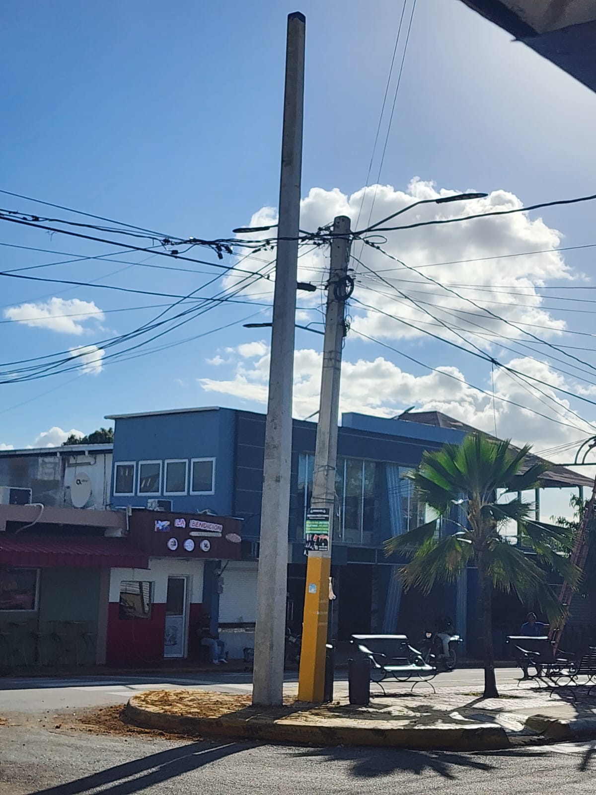 Ayuntamiento de San Rafael del Yuma y EDEESTE solucionan problema eléctrico en la avenida Libertad.