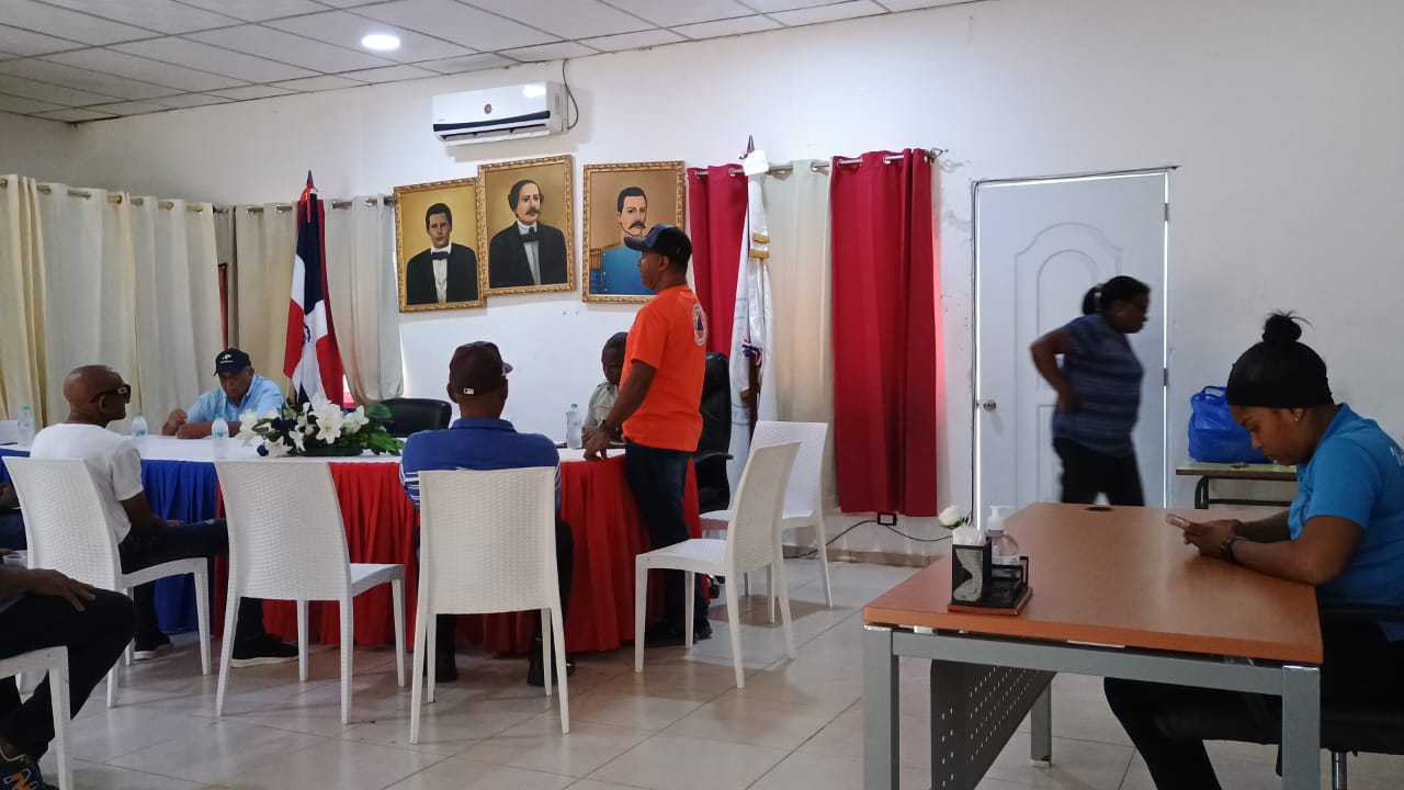 Reunión del Comité de Emergencia del municipio de San Rafael del Yuma, con el objetivo de coordinar los preparativos del Operativo Semana Santa 2026.