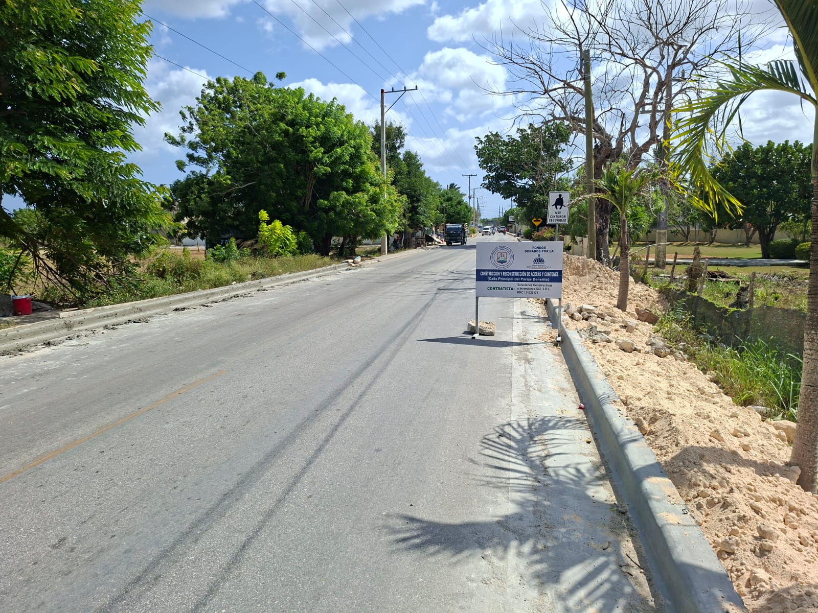 Ayuntamiento de San Rafael del Yuma inicia construcción de aceras y contenes en la calle principal de Benerito