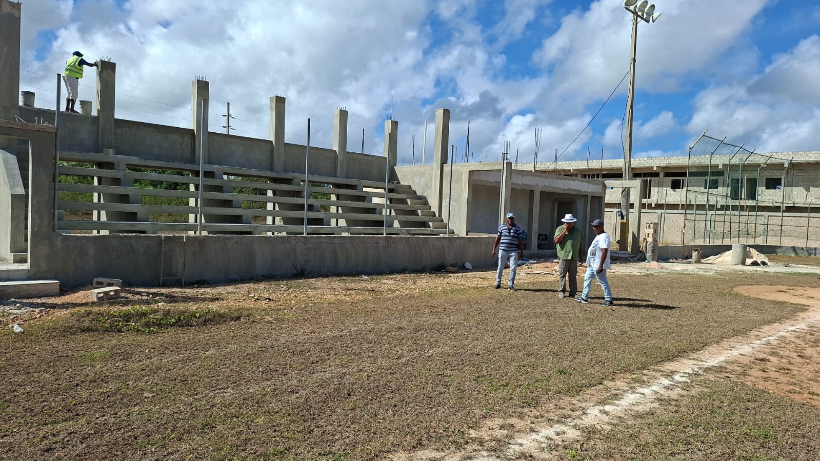 Alcalde Francisco Rodríguez da seguimiento a los trabajos en el play de Benerito